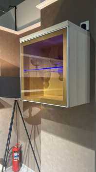 Навесная секция со стеклом распродажа "Красный Кит" белый-шпон дуба, матовое стекло - матовый алюминий Навесная секция со стеклом распродажа "Красный Кит" белый-шпон дуба, матовое стекло - матовый алюминий