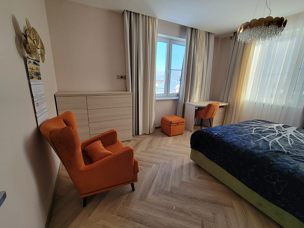 Уютная комната в ярких оттенках